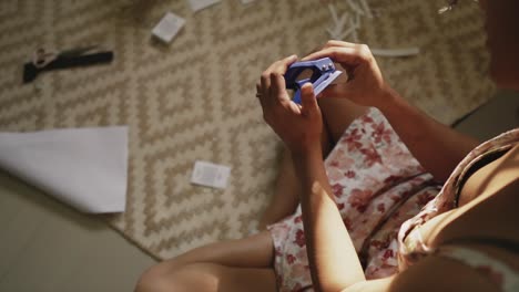 chica solitaria en un vestido de verano revelador jugando con papelería, cámara lenta