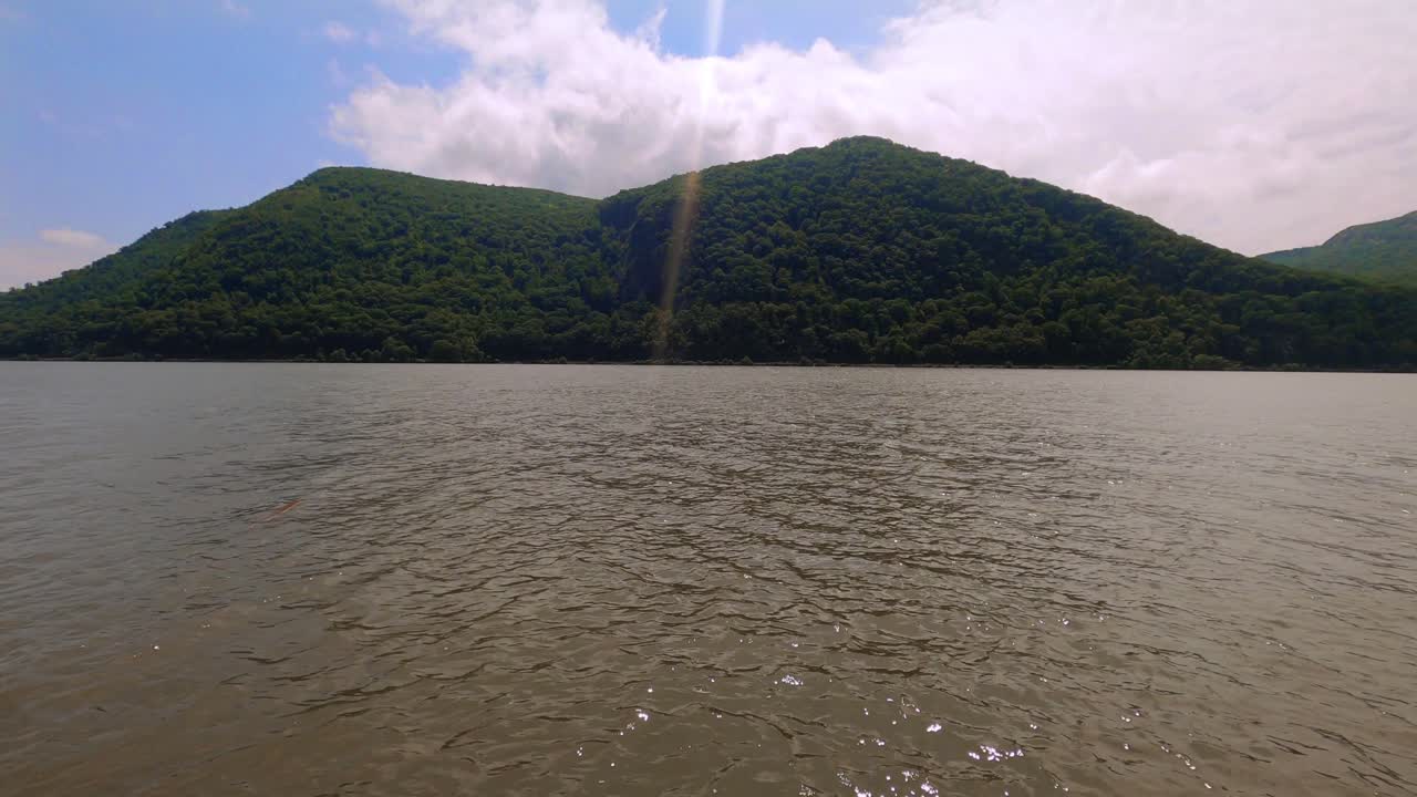 뉴욕 주 허드슨 계곡에 있는 허드슨 강 여름 시간 경과 구름 머리 위로 이동