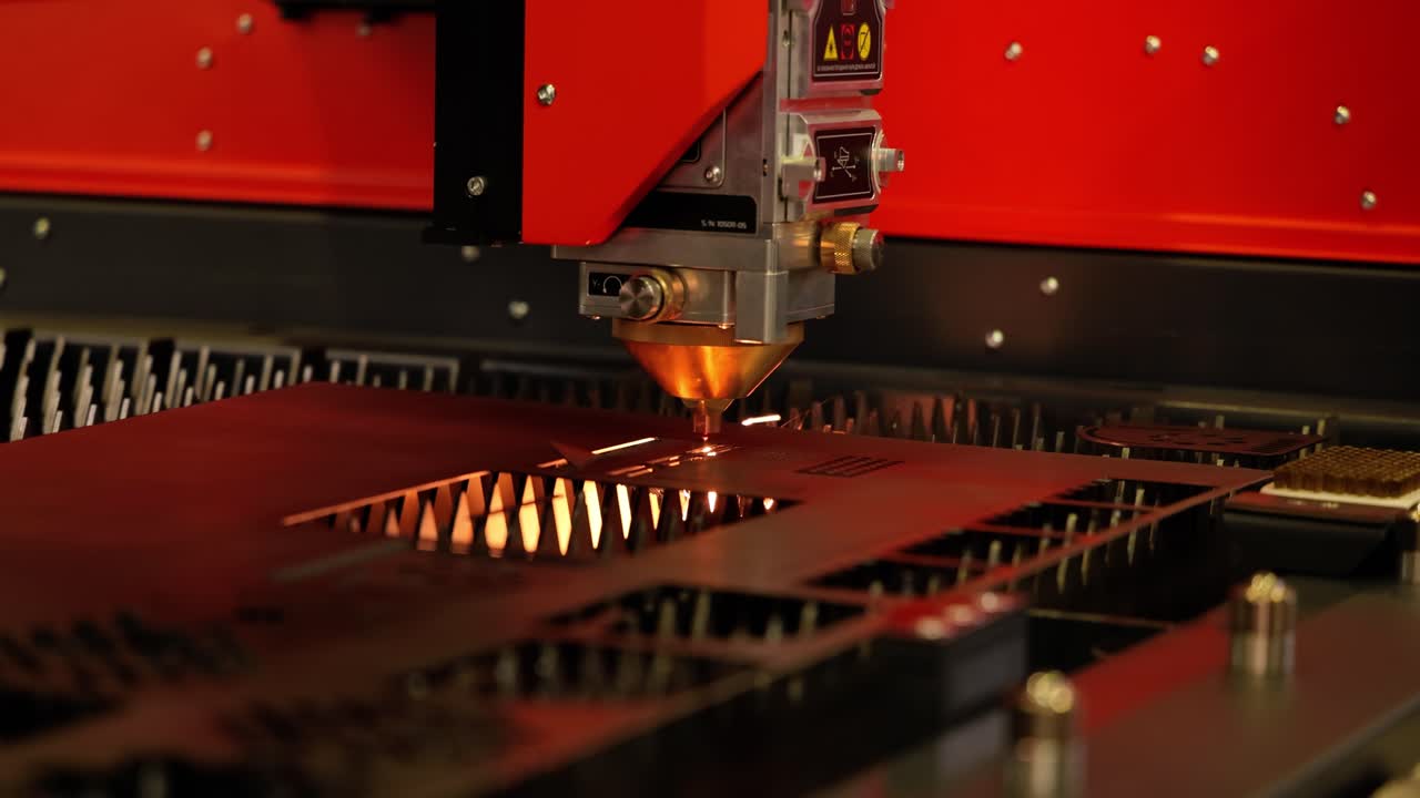 corte láser cnc de metal, tecnología industrial moderna.