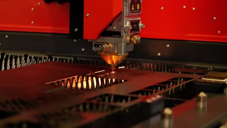 corte láser cnc de metal, tecnología industrial moderna.