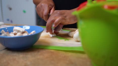 Pilze-Hacken-Für-Ein-Köstliches-Hausgemachtes-Rezept---Zeitlupe