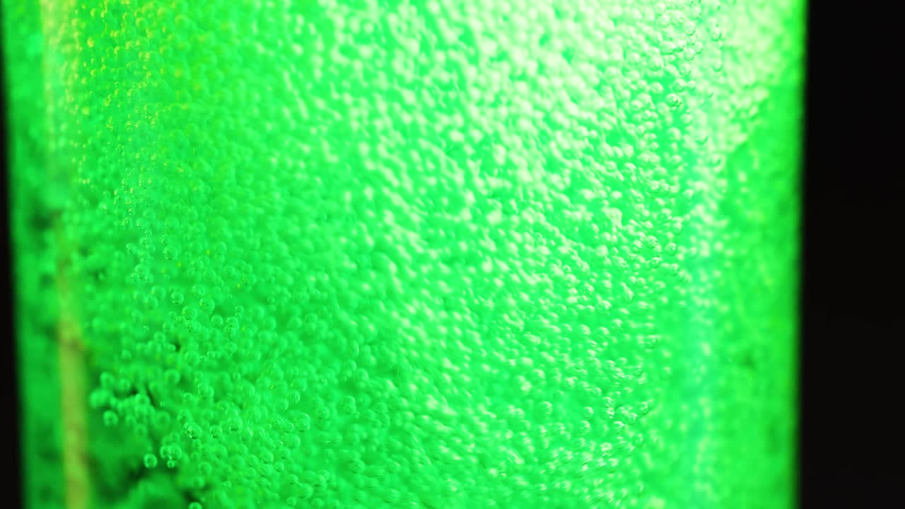 burbujas que se elevan en una bebida gaseosa verde