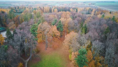 Eleja-Gutspark-Und-Teehaus-Im-Herbst