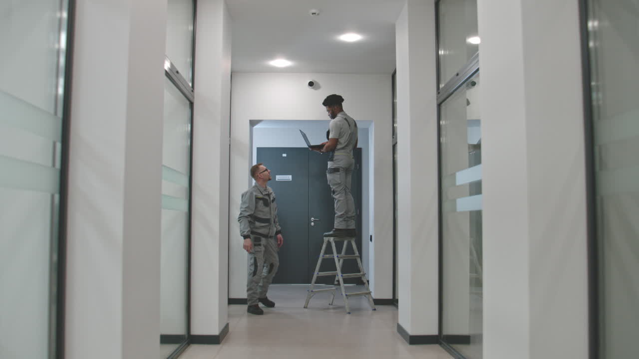 trabajadores de mantenimiento en el pasillo de la oficina