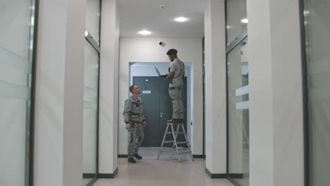 trabajadores de mantenimiento en el pasillo de la oficina