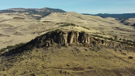 Flying-over-Pompadour-Bluff-in-Ashland,-Oregon,-USA