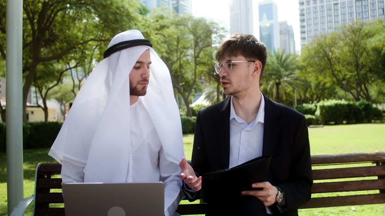 공원 의 벤치 에 앉아 있는 남자 들