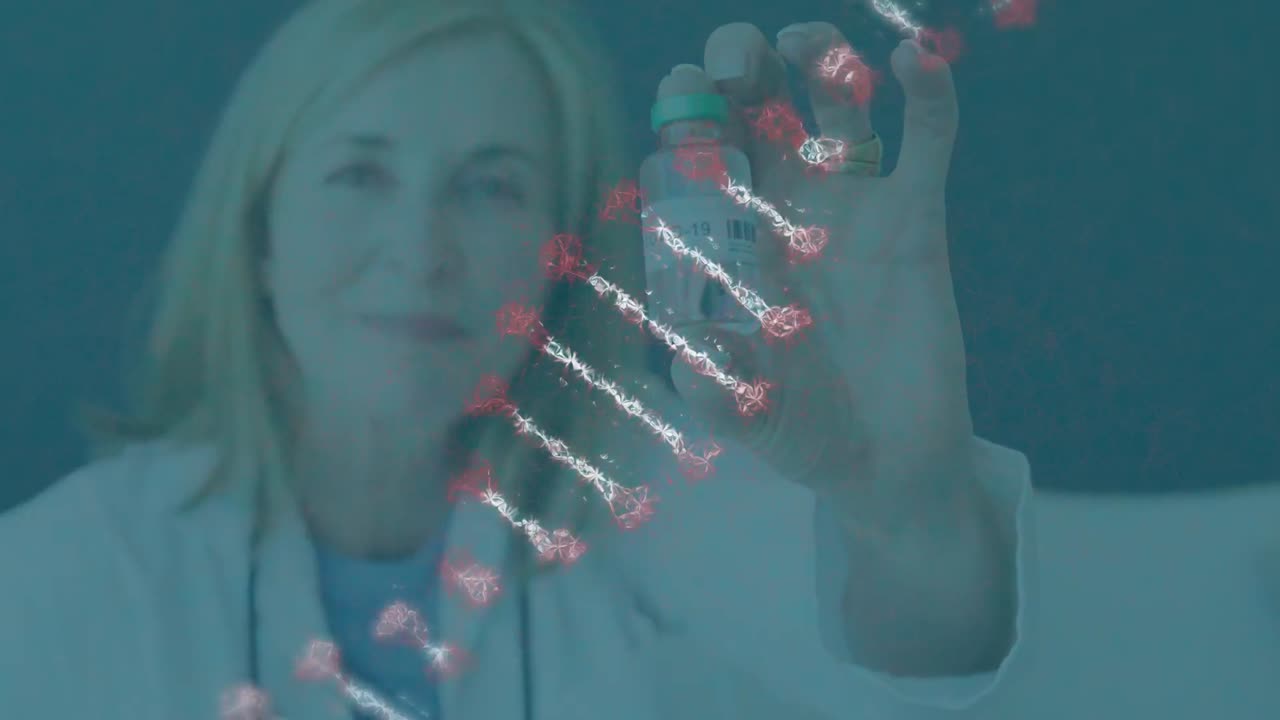 animación de la cadena de adn sobre una doctora caucásica que sostiene el vial de vacuna