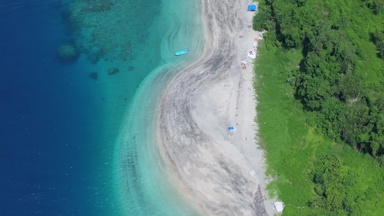Comoros - Moheli - Ouenefou - rotating view on the main beach