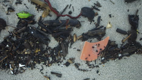 fotografía detallada de arena y basura