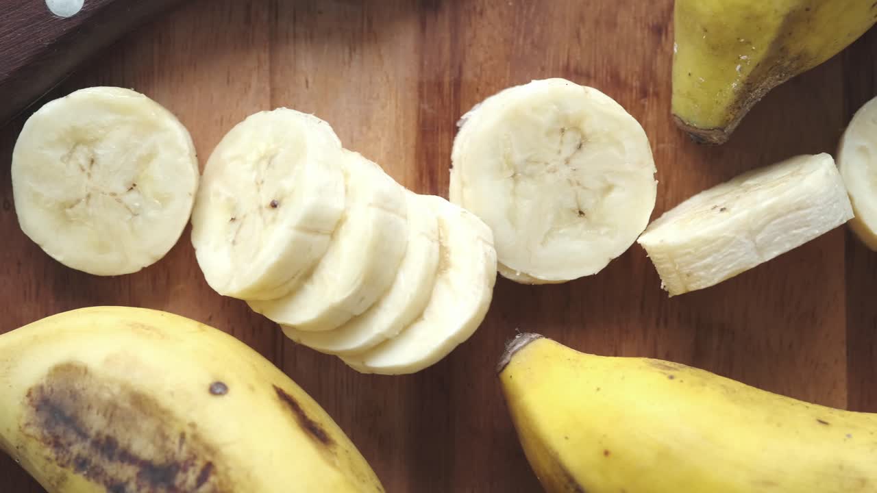 plátanos en rodajas en una tabla de cortar de madera
