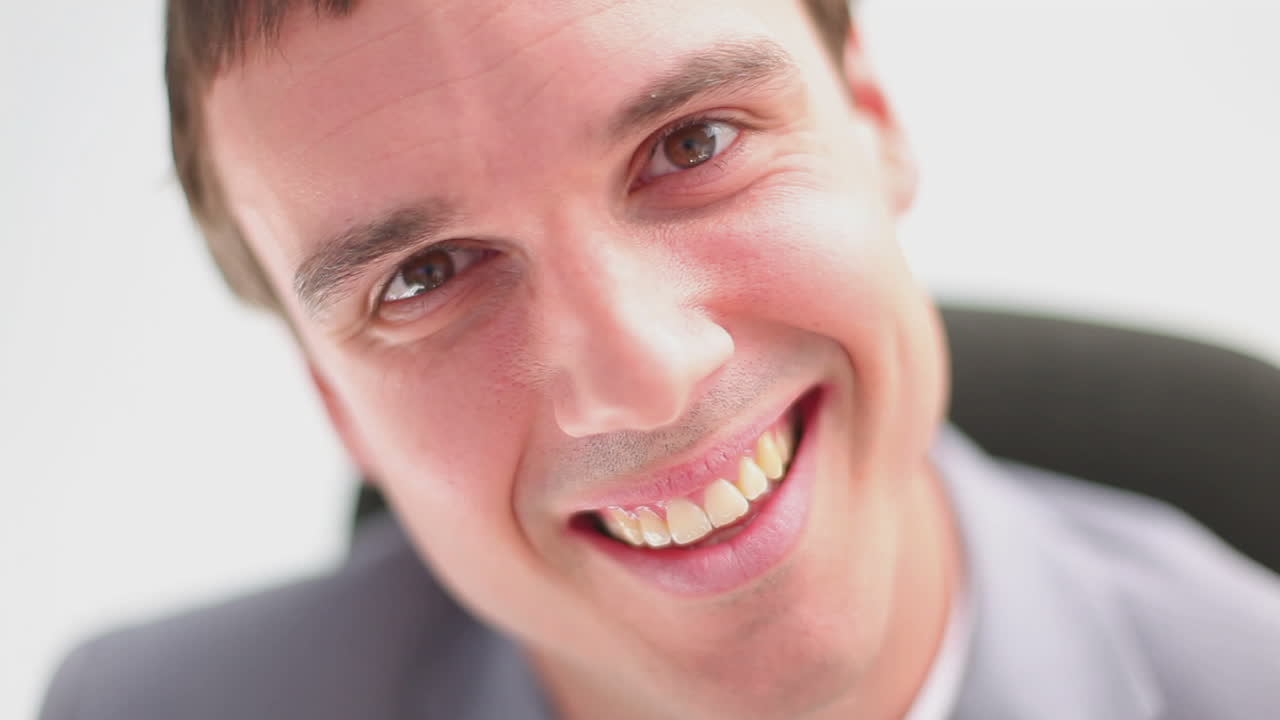 primer plano de un hombre feliz sonriendo