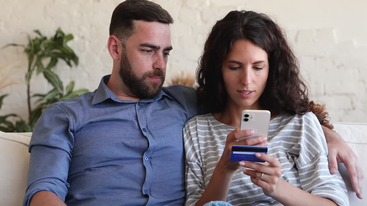 pareja millennial comprando en internet usando tarjeta de crédito y teléfono inteligente