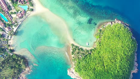 태국 코팡안(ko phangan)에 고급스러운 휴양지가 있는 해안선의 모래사장 근처에 무성한 초목이 있는 낙원의 작은 열대 섬
