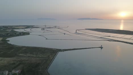 Luftaufnahme-Des-Salzteichs-Von-Trapani-Bei-Sonnenuntergang-Mit-Den-Egadi-Inseln-In-Der-Ferne-Im-Mittelmeer