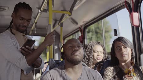 pasajeros que viajan en un autobús urbano