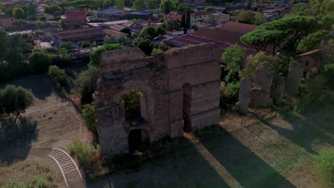 ruinas en el parque arqueológico de tor fiscale en un día soleado, roma en italia