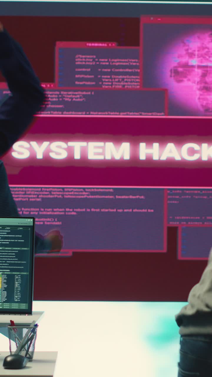 Zwei Hacker feiern erfolgreichen System-Hack