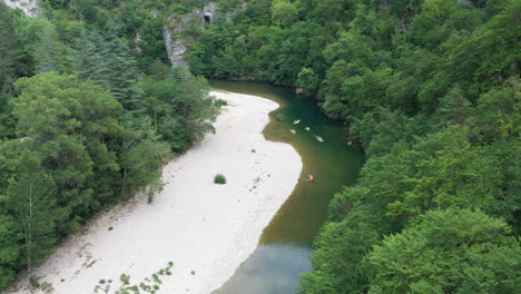 Grupo-De-Personas-En-Kayak-En-Las-Gargantas-Del-Río-Tarn,-Francia