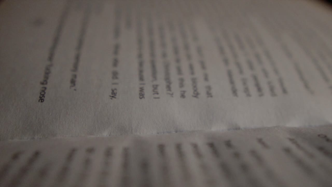 primer plano de una página de libro abierto con palabras fuera de foco