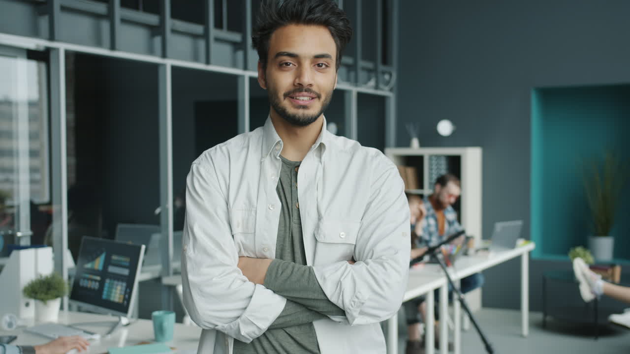 un hombre de negocios sonriente en una oficina moderna.