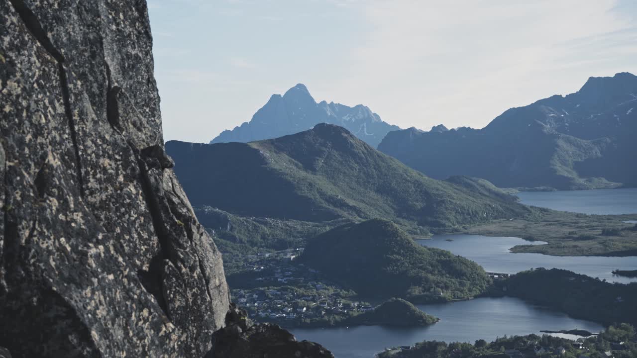 majestuosa vista desde la cima de la montaña hasta la región de lofoten en noruega