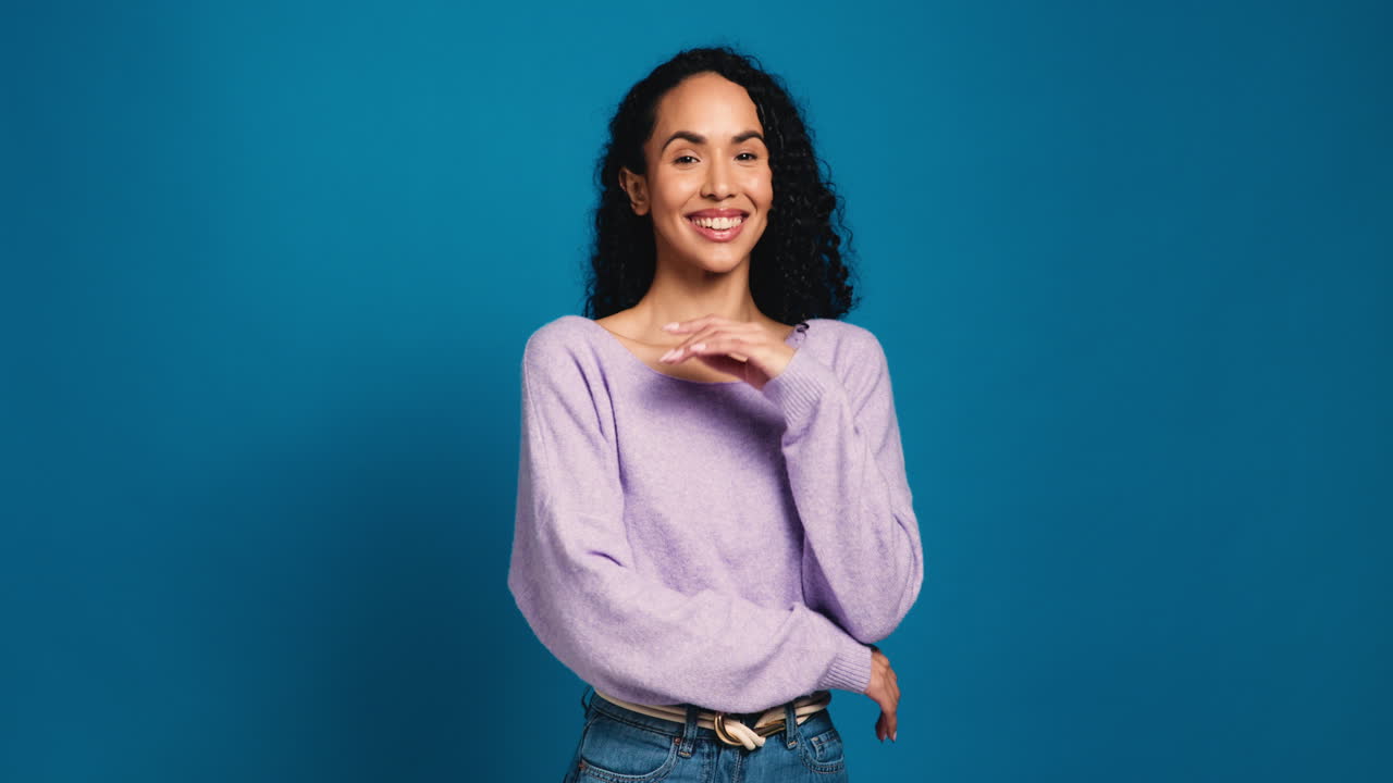 retrato de una mujer sonriente con el cabello rizado