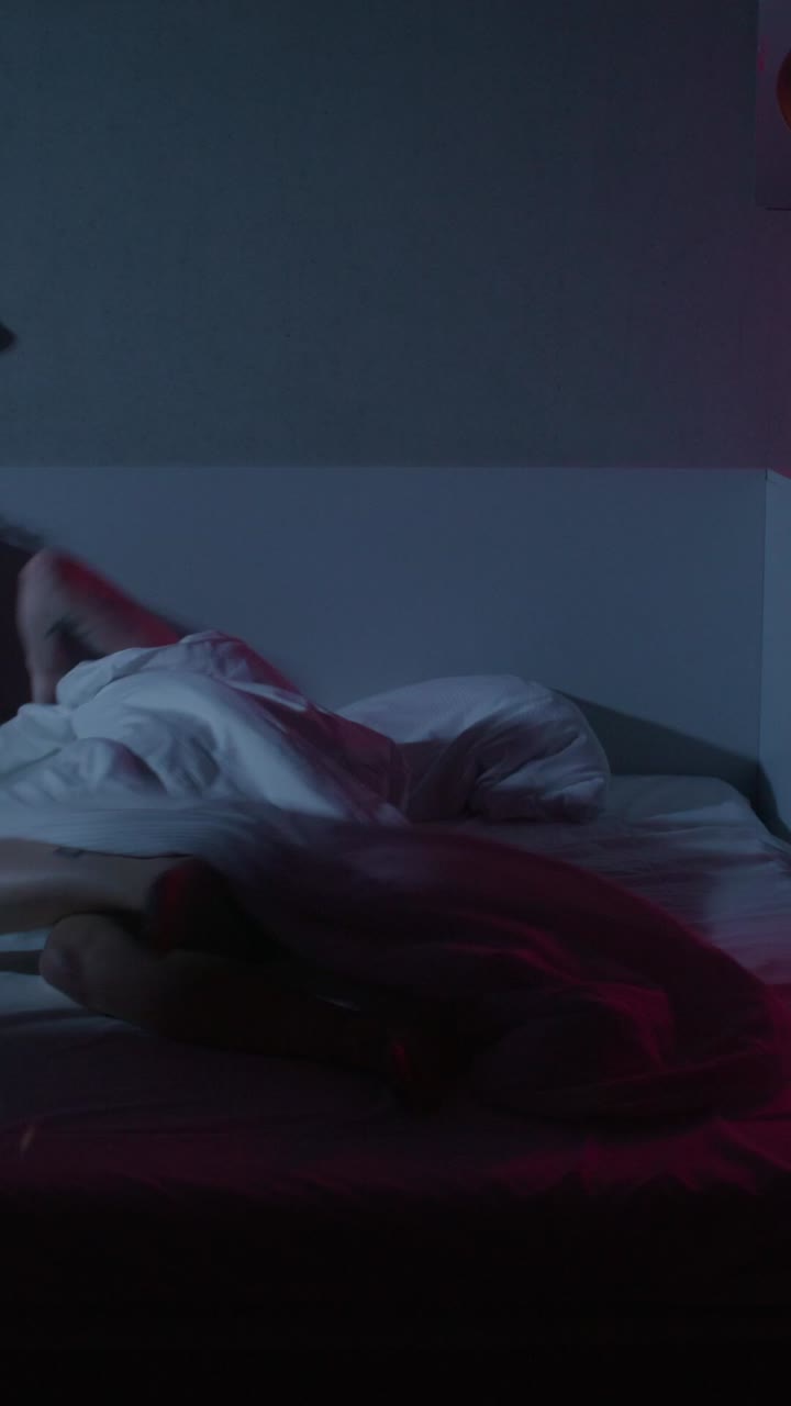 persona durmiendo en una cama por la noche