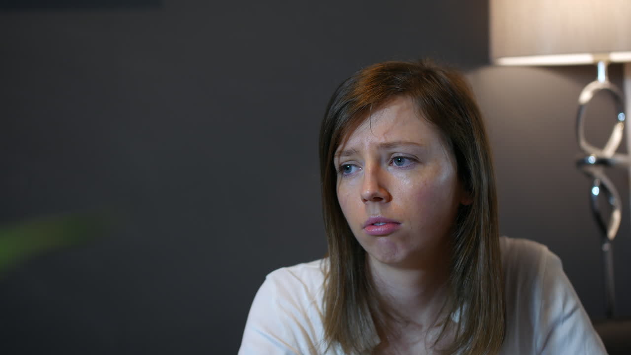 슬프고 우울한 소녀가 집에 앉아 커피를 마시며 슬프고 외롭게 보입니다.