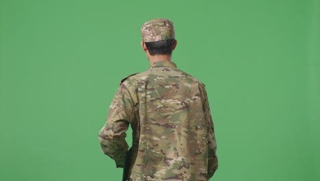 soldado con uniforme de camuflaje