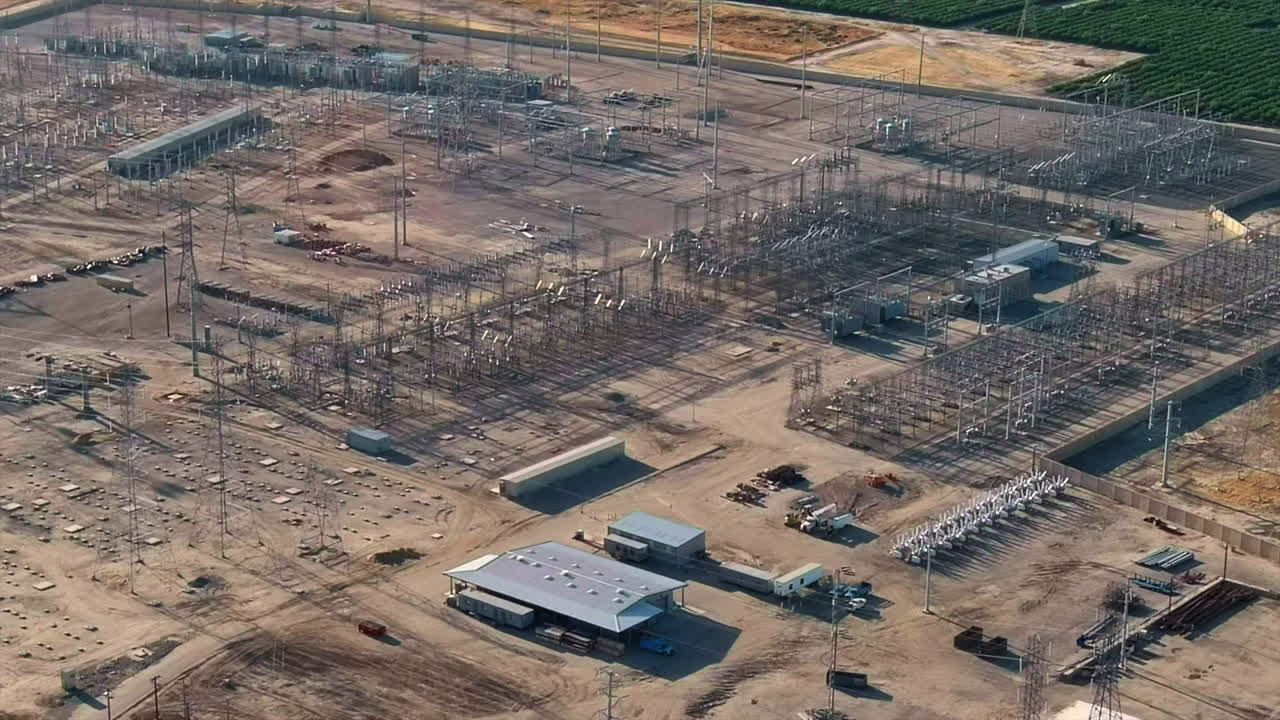 vista aérea de una subestación en construcción en el valle central, california