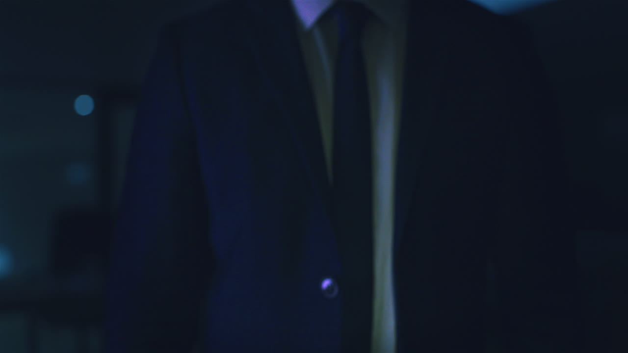 es holograma, digital y mano de hombre de negocios