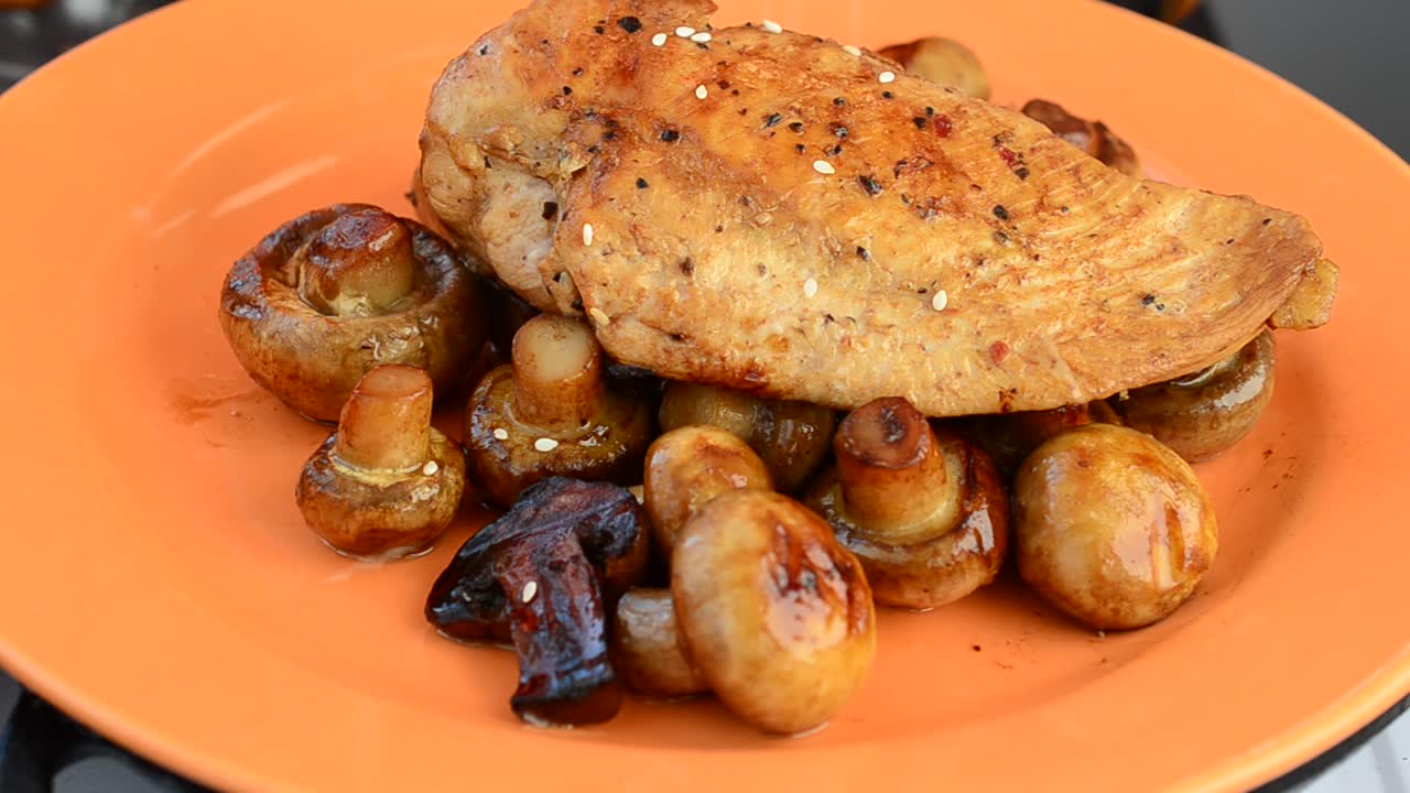 Funghi con pollo su un piatto. Pietanza su un piatto.
