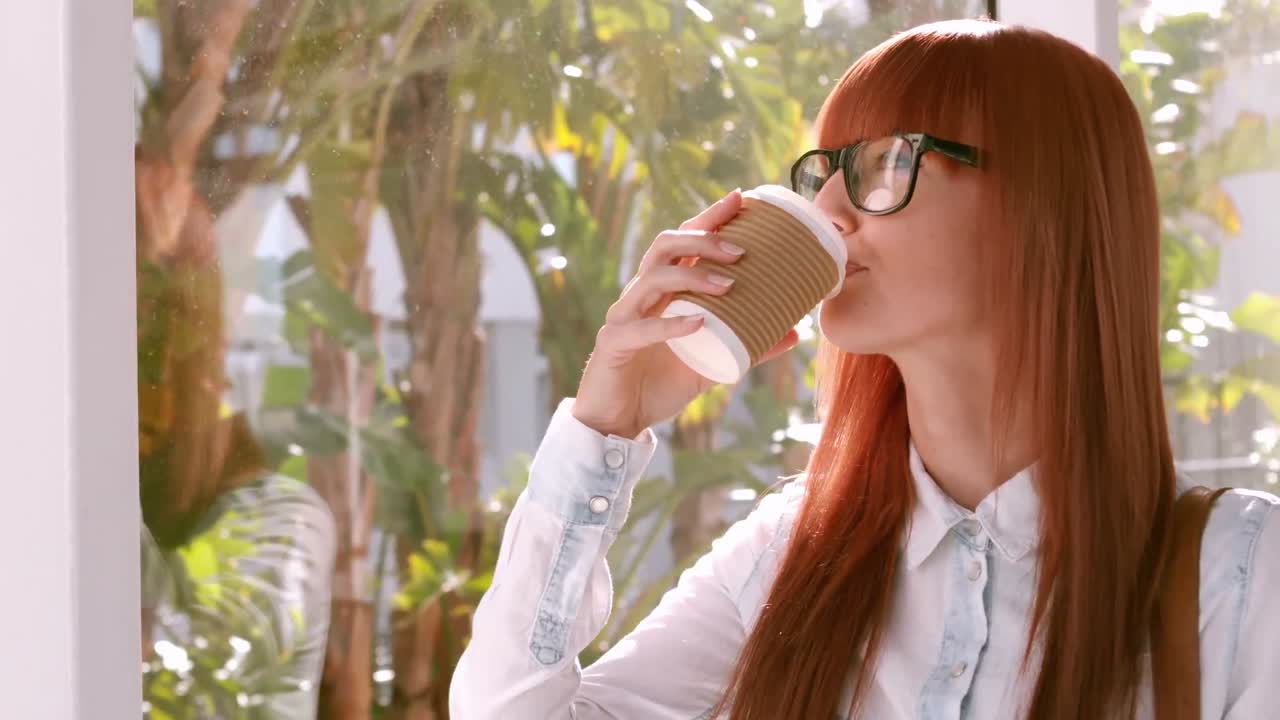 커피를 마시는 사업가