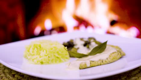 chuleta de pollo con crema y hongos, crema fresca, queso, arroz en un plato cuadrado con un fuego de leña en el fondo