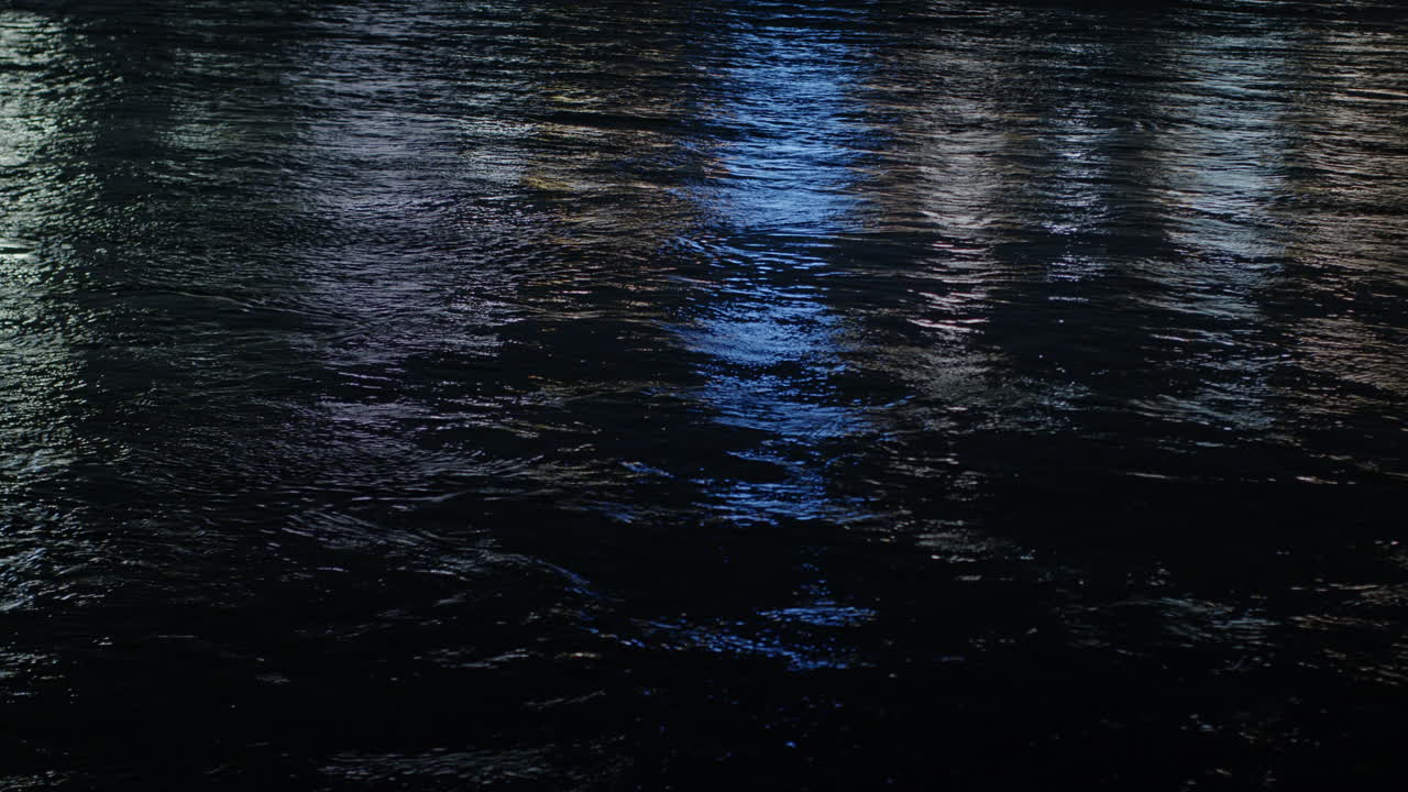 reflexiones del río de la ciudad por la noche