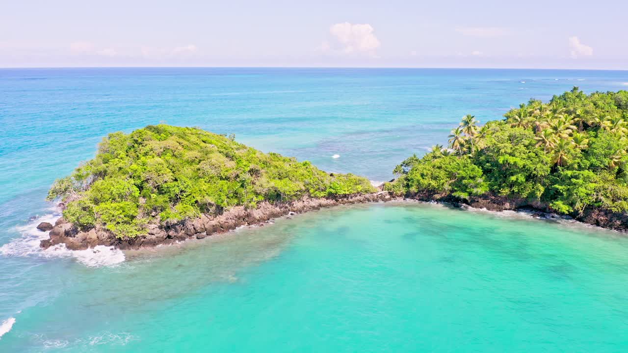 Vegetazione lussureggiante su un'isola con mare blu turchese a Playa Bonita, Las Terrenas, Repubblica Dominicana