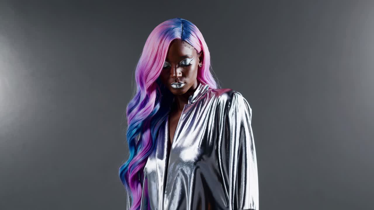 mujer de moda con cabello colorido y traje de plata