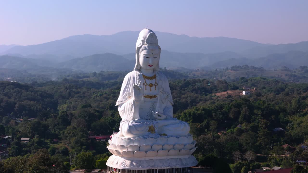 Quan Âm tại Chùa Wat Huay Pla Kang, Chiang Rai, cảnh quay từ flycam (2/2).
