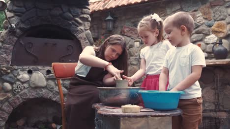 los jóvenes hacen una jarra en la cerámica