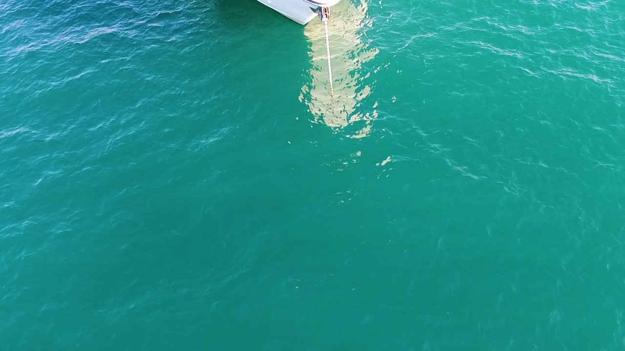 푸르키즈색 물 에 있는 배