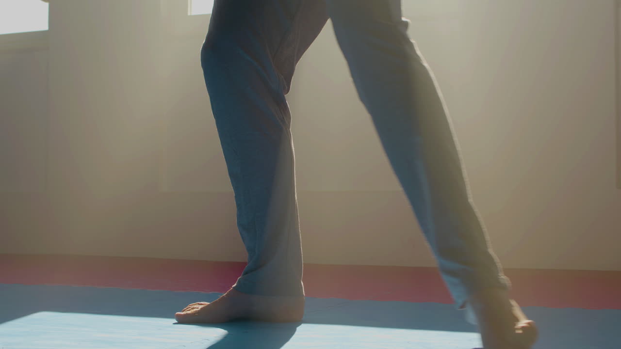 느린 타이치 운동을 하는 인식할 수 없는 남자