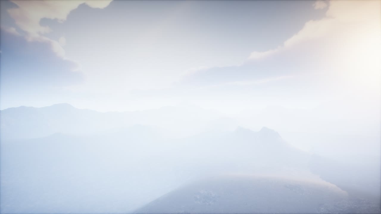 안개 가 있는 화산 크레이터 풍경