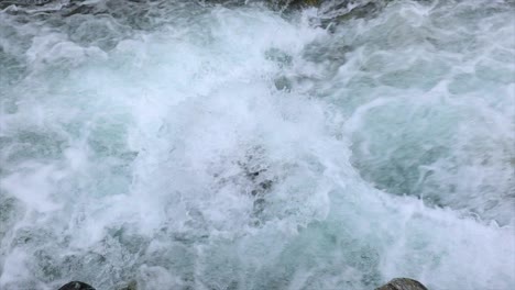 Agua-Del-Río-De-Montaña-Con-Primer-Plano-En-Cámara-Lenta