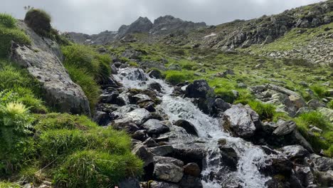 Kleiner-Fluss-In-Den-Alpen-Mit-Sprudelndem-Wasser,-Das-Von-Einem-Berg-In-österreich-Fließt