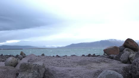 冰島海邊的火山灰岩岩石, 天氣多雲