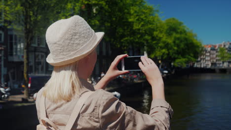 Mujer-Toma-Un-Canal-De-Fotos-En-Amsterdam