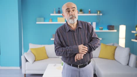 un joven preocupado mirando su reloj.