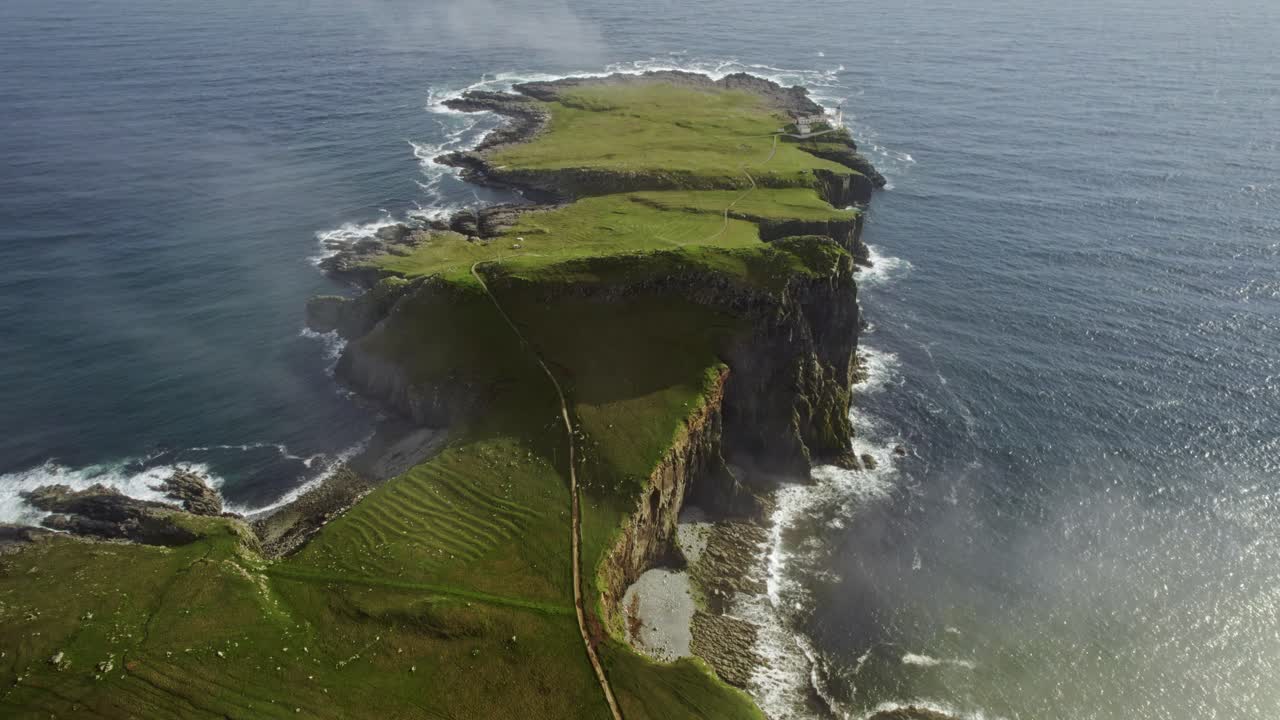 increíble disparo de drones volando a través de las nubes con vistas a neist point, escocia