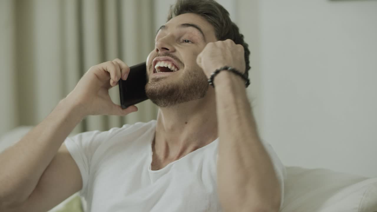 uomo felice che ascolta notizie di successo sul cellulare. uomo d'affari eccitato